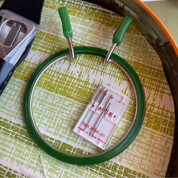 Vintage Sewing Needles Nurge Bobbins Pin Cushions Scissor Thread Neiman’s Tin - Picture 8 of 16